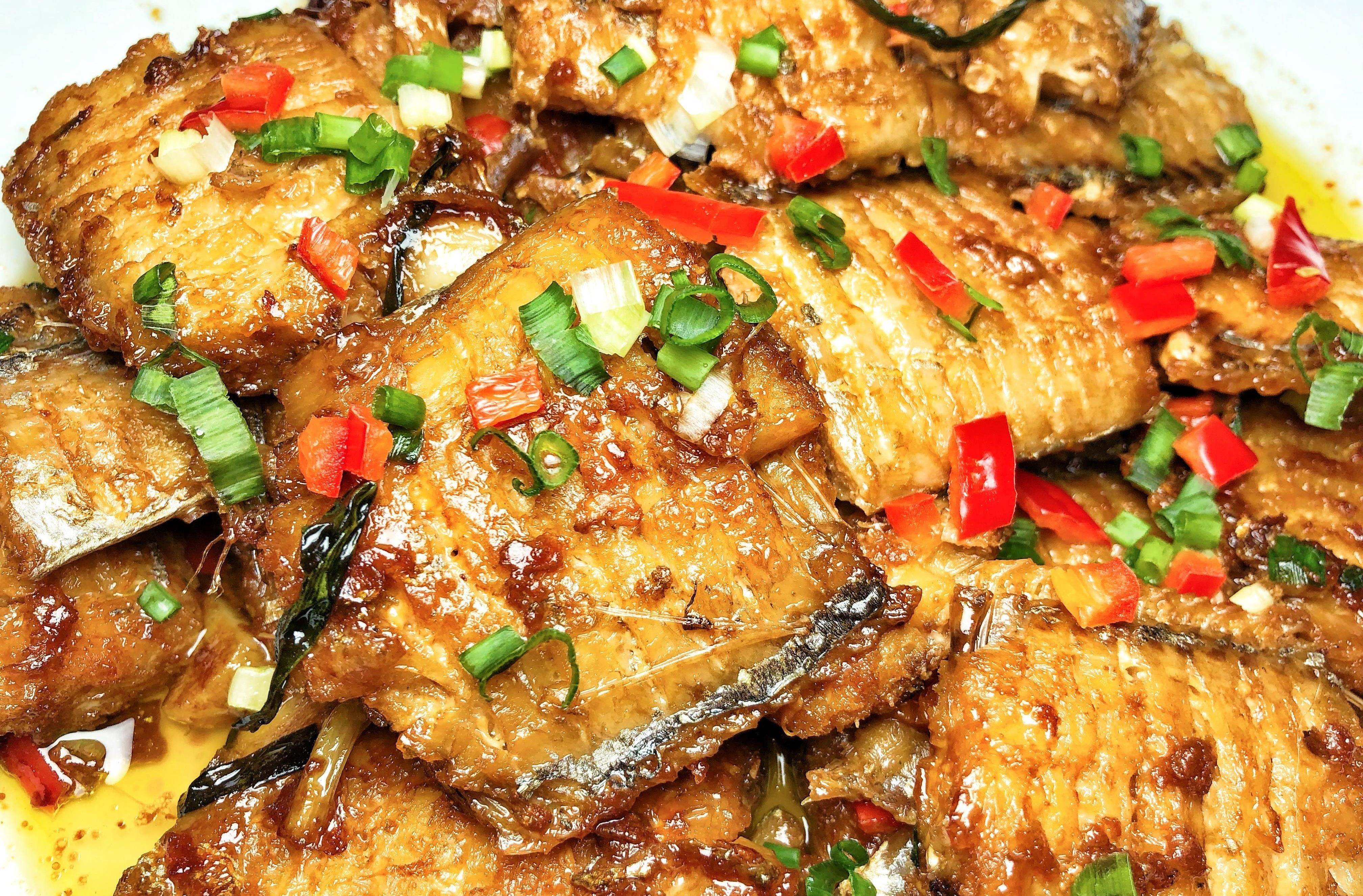 红烧带鱼的家常做法,出锅鲜香下饭,鱼肉完整不腥,全家人都爱吃