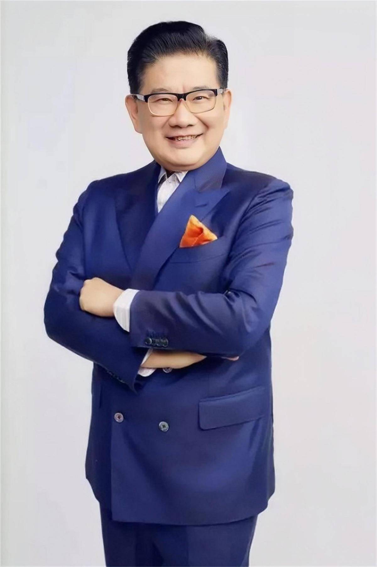 这一次,"八面玲珑"的曹可凡,不再被世界宽容_工作_栏目_上海