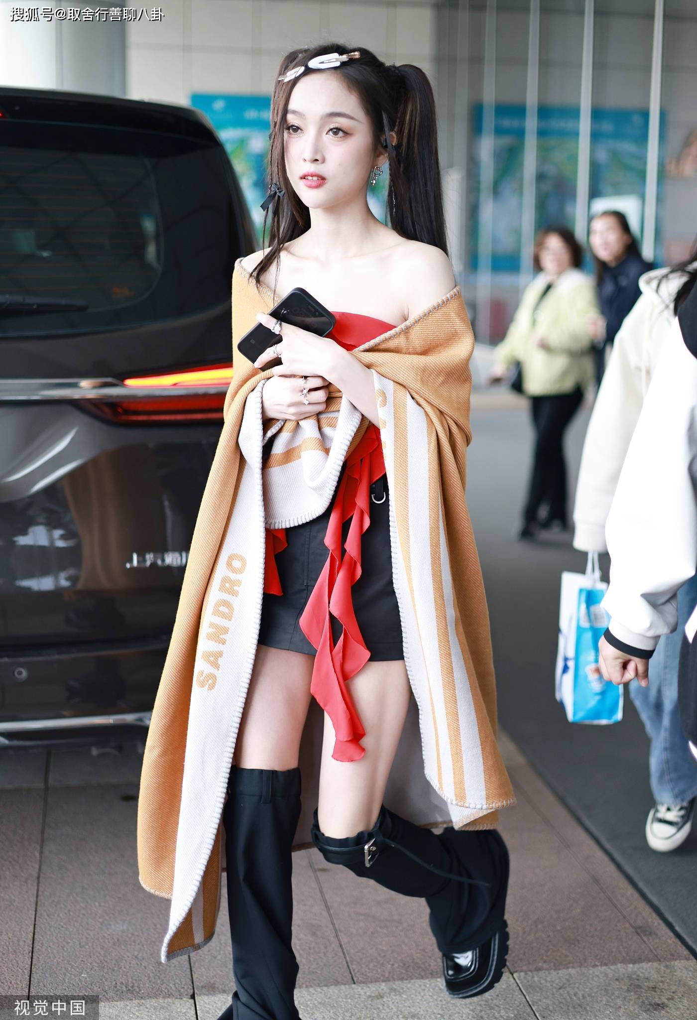 95小花吴宣仪《所向披靡的我们》上班路透,双马尾可爱,嘟嘴卖萌_照片