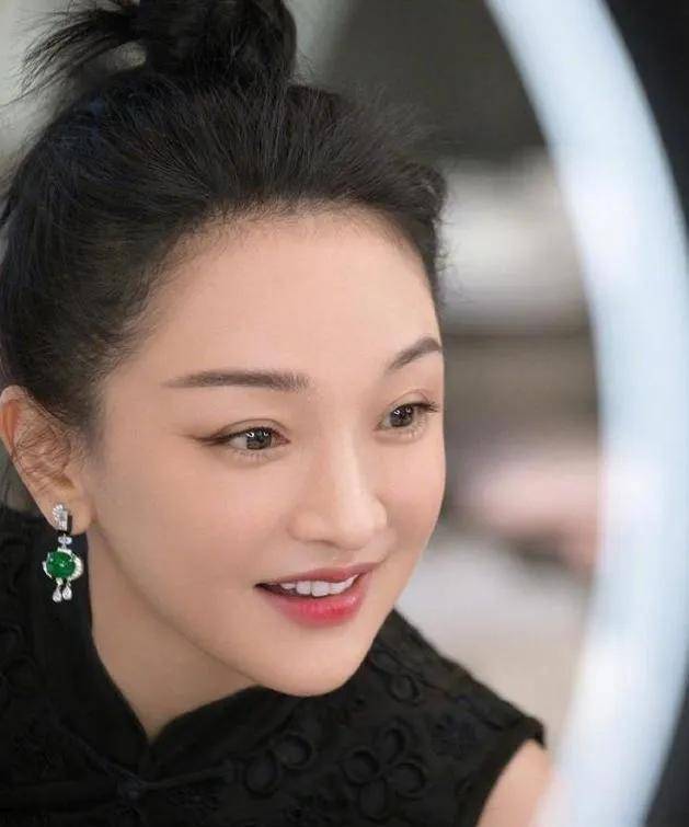 周迅身穿黑色旗袍,佩戴翡翠耳坠,这灵气也太足了吧_项链_气质_颜色