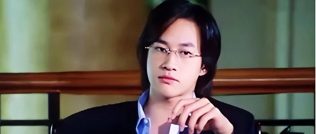 再来看看何润东的合作者.小虎队的顶级美女是焦恩俊,严奕宽和苏有朋.