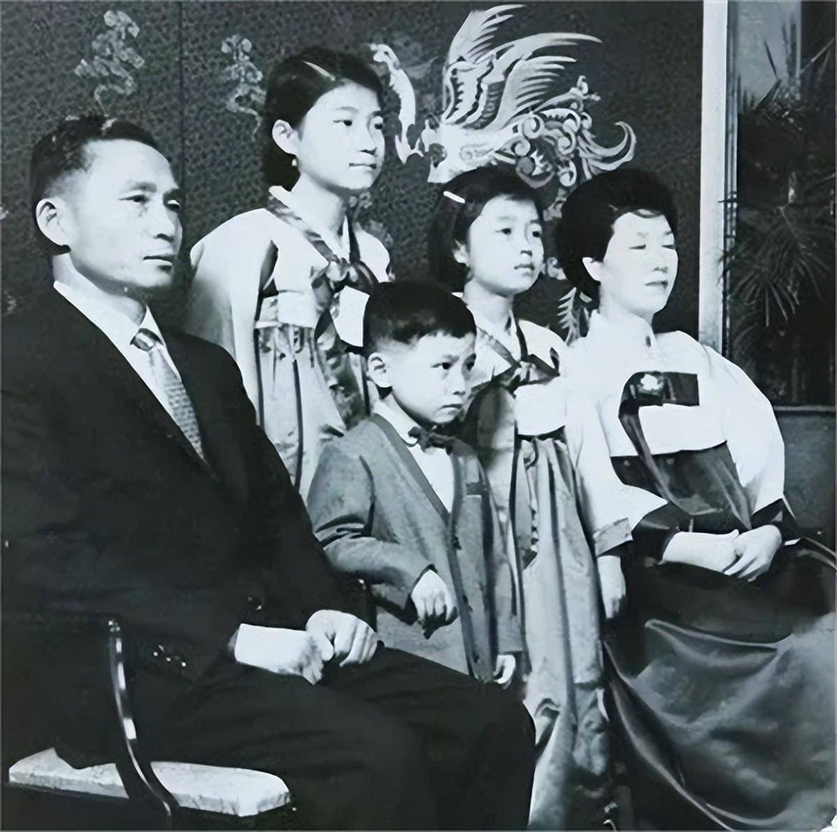 朴正熙_崔太敏_经历