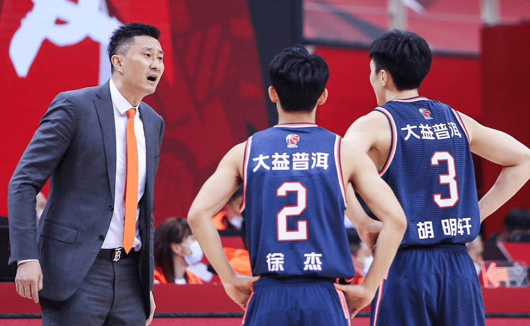 广东队的内线方面的阵容重组问题,接下来马尚布鲁克斯的续约,另外赵睿