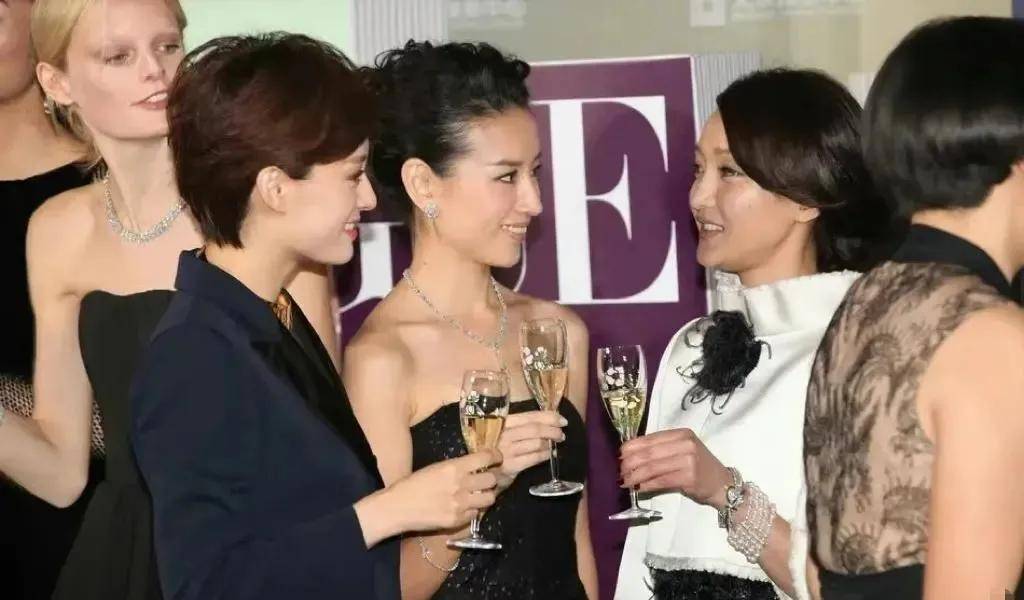 看看她和周迅的合照就有答案_曼丽_美人_气质