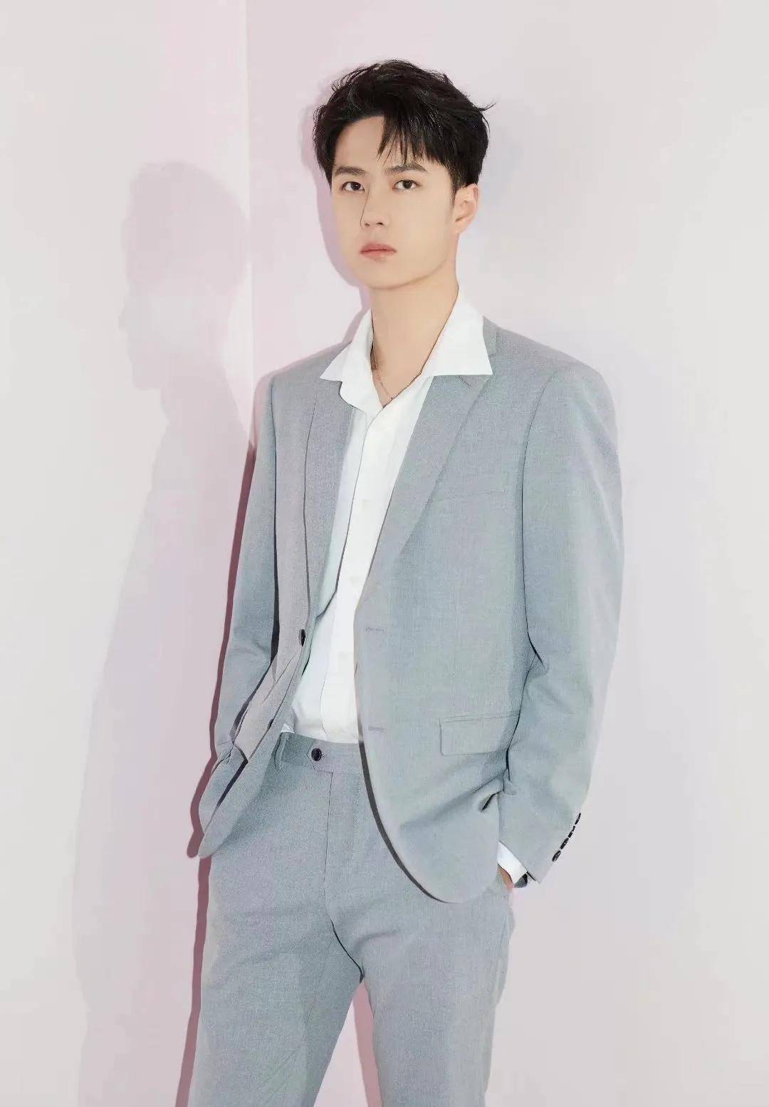 王一博西装穿搭合集_太阳_舞台_白色