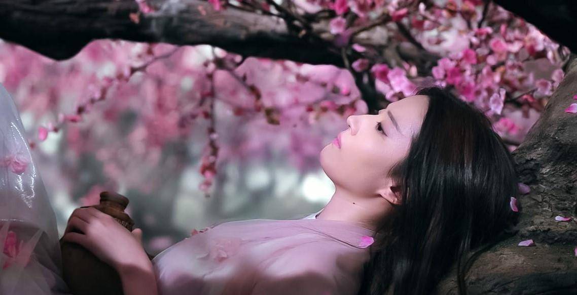 树上的"睡美人":杨幂,赵丽颖仙气过重,杨紫摇摇欲坠太呆萌_刘亦菲