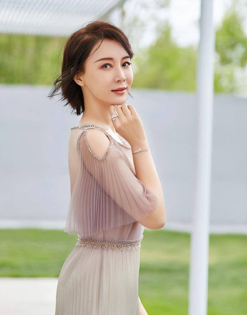 许晴的臀,陈数的腰,李小冉的胸,这三位中年女星谁能顶得住_身材_年纪