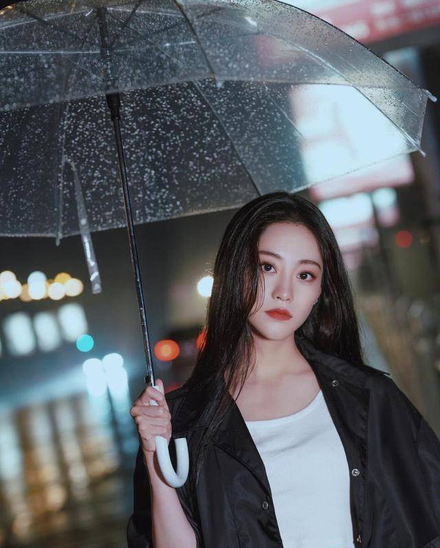 祝绪丹成熟霸气风,在雨中打着透明伞充满浪漫气氛,真是又纯又欲_黑色