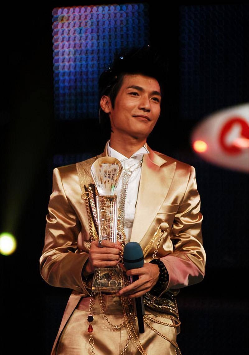 2007年,他登上了《快乐男声》的舞台并获得冠军,签约在天娱公司旗下