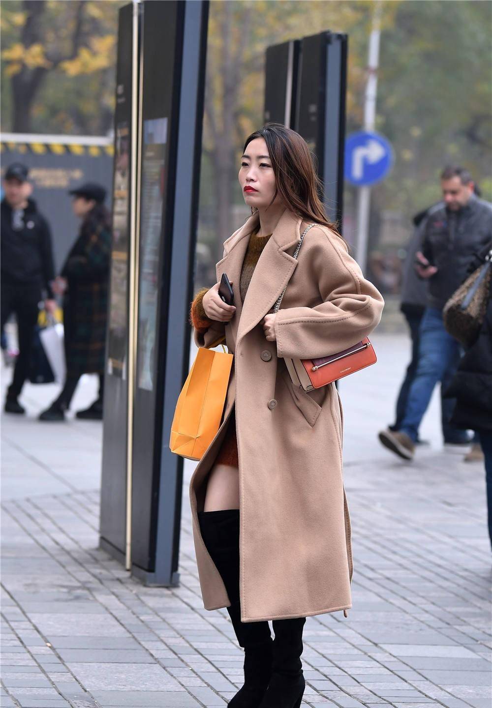 黑色粗跟过膝长靴,搭配卡其色呢子大衣,冬季的保暖穿搭_美女_效果