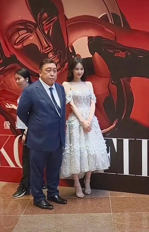 67岁王晶捧新任"晶女郎"云千千 网友:为了火也是拼了.