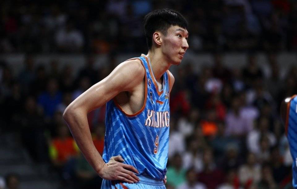 球员周琦获新合同,身着新东家球衣出现备受争议!_处境_新疆男篮_cba