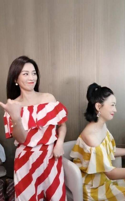 张庭陶虹穿"闺蜜装"同框,直角肩太迷人,年近50依旧充满少女感_连衣裙