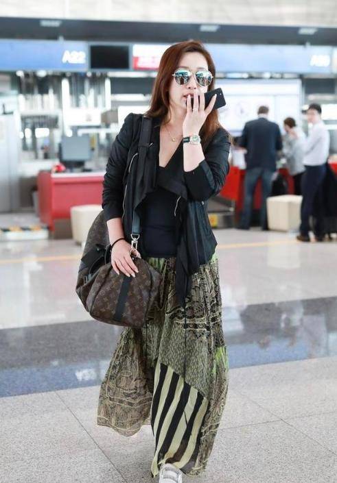 生图的秦海璐身材发福,皮外套配半身裙休闲却老气,素颜状态加分_造型