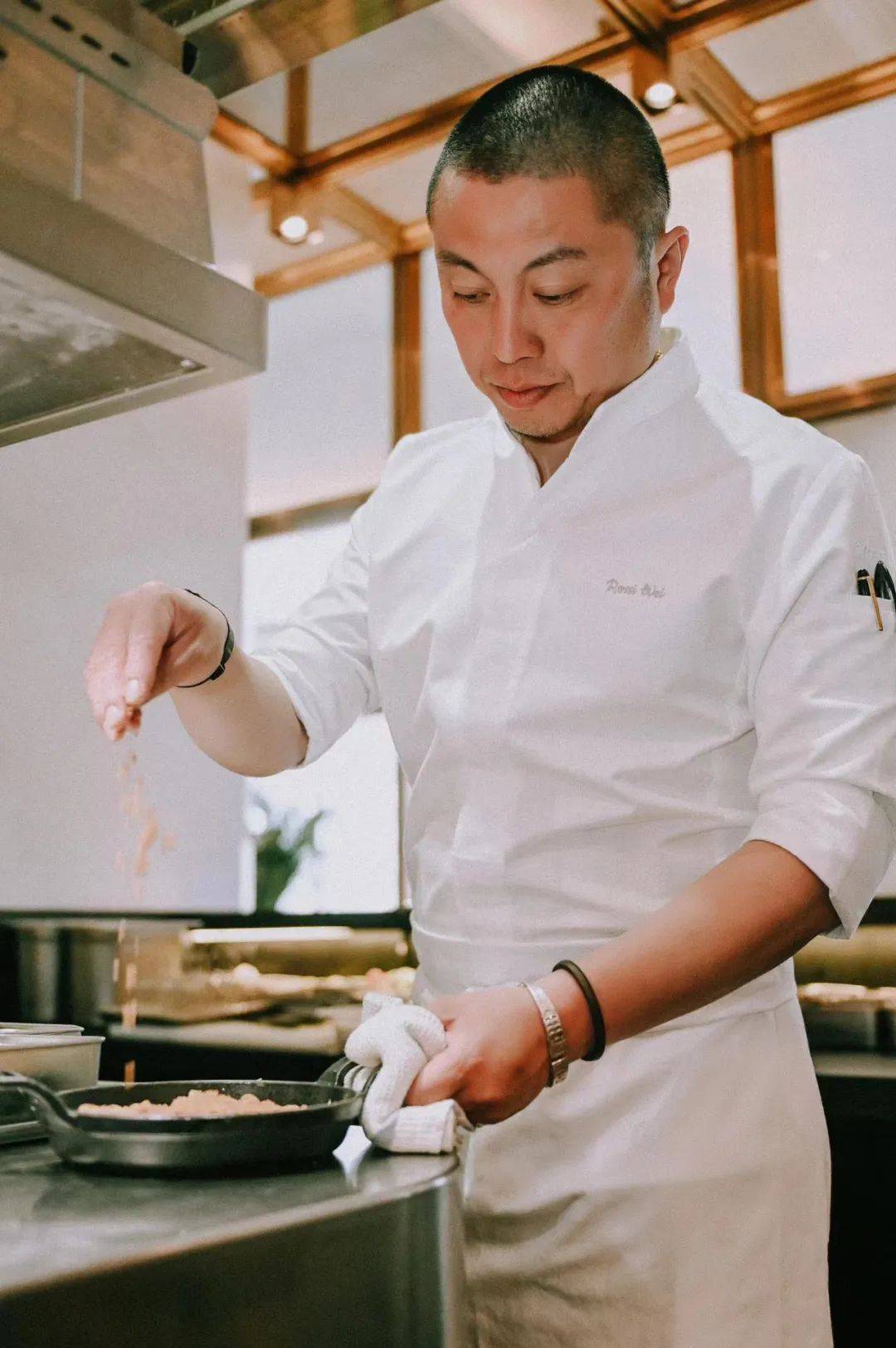 上海艾迪逊酒店行政总厨魏炜rossi坚持选用新鲜的优质食材为食客