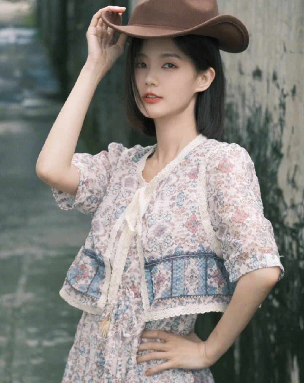 李一桐分享度假随拍美照,粉色碎花裙清新甜美,展现多面魅力_穿着_自然