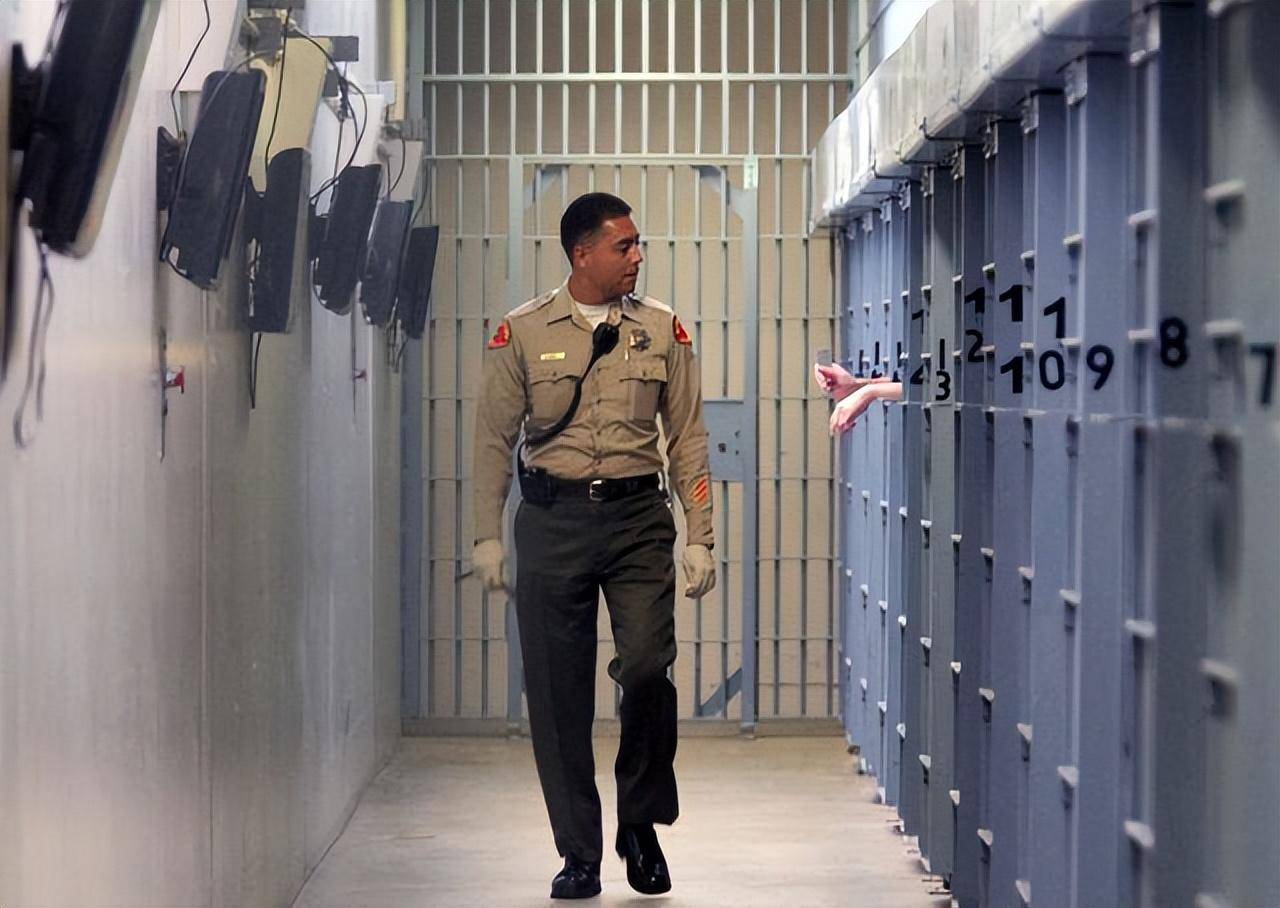 美国28名女犯遭男犯集体性侵,折磨整整一晚,狱警:挣了1000美元_囚犯