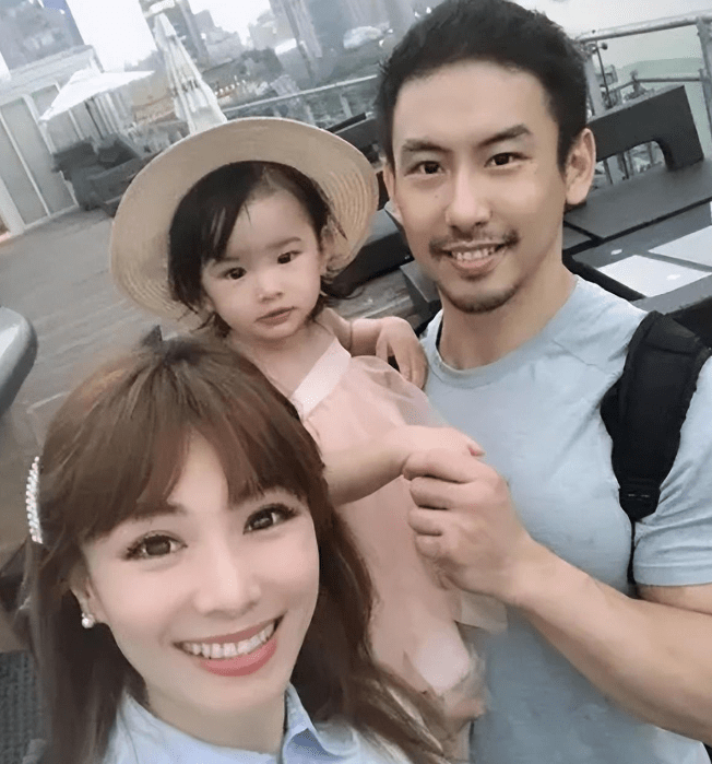 万蒂妮回应二婚离婚传闻,晒出一家三口幸福视频,网友:祝福你们_老公