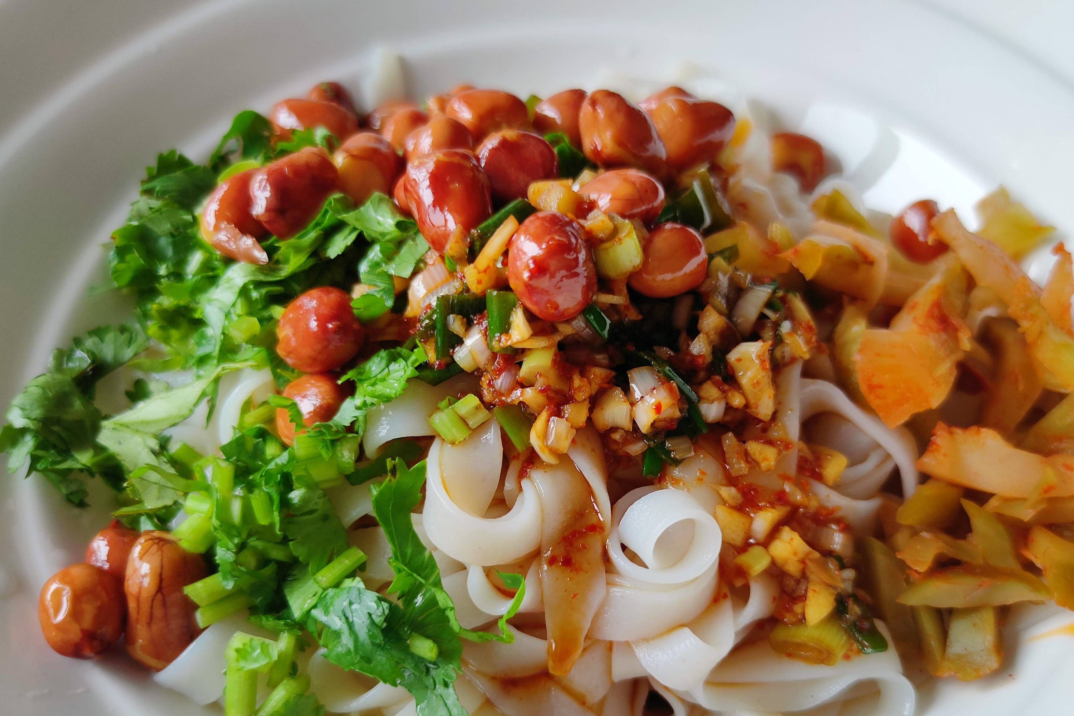 夏日爽口酸辣拌粉,吃一口就爱上的清凉美味,简单零失误_花生米_热量