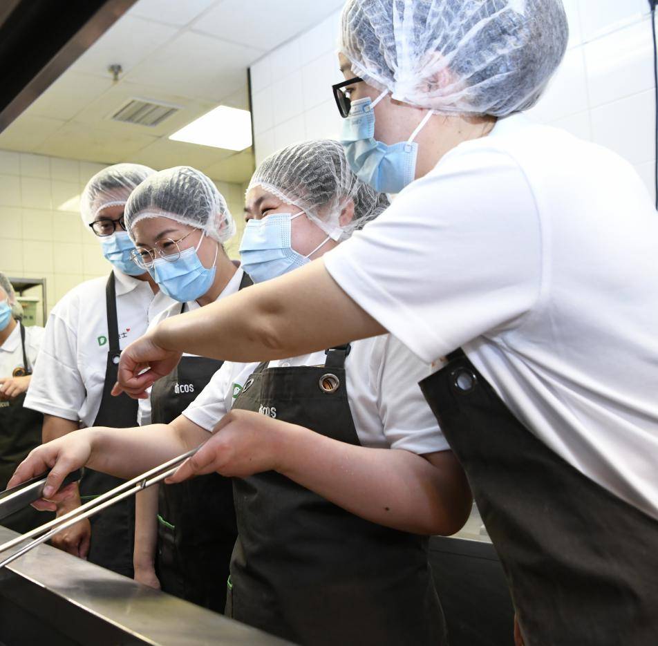 德克士全国门店统一闭店,进行长达4个小时的炸鸡技艺研习,全体员工将