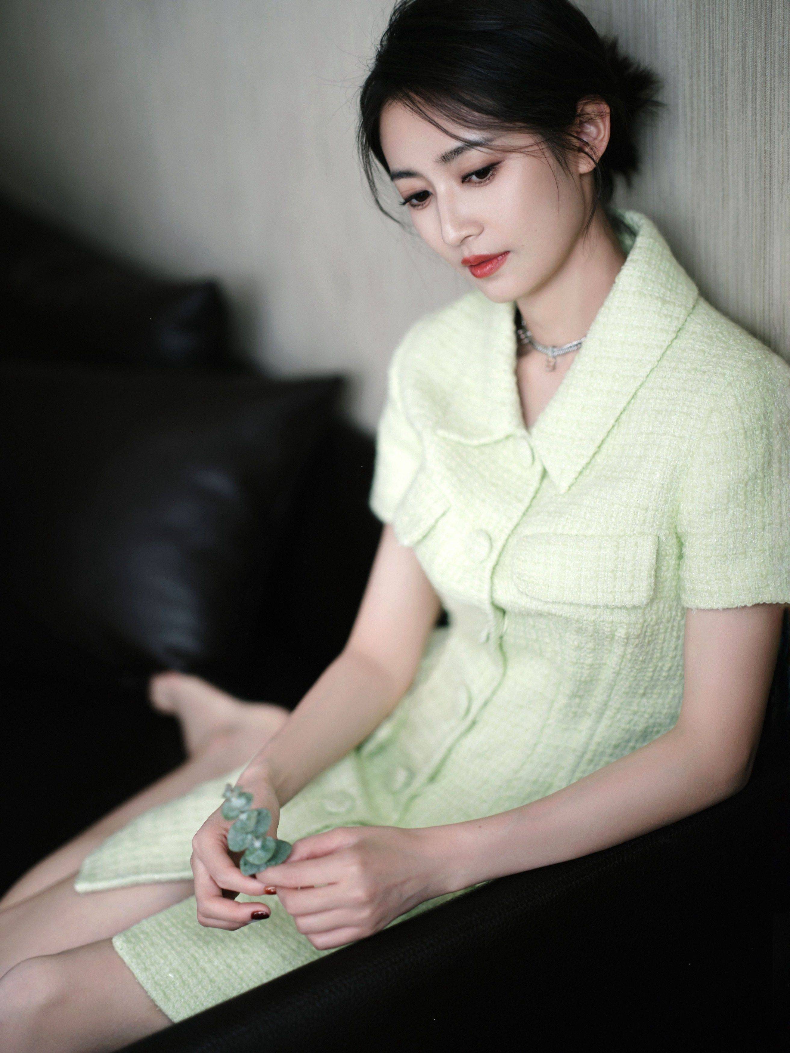 陈钰琪绿色连衣裙性感美腿写真_吊带_演技