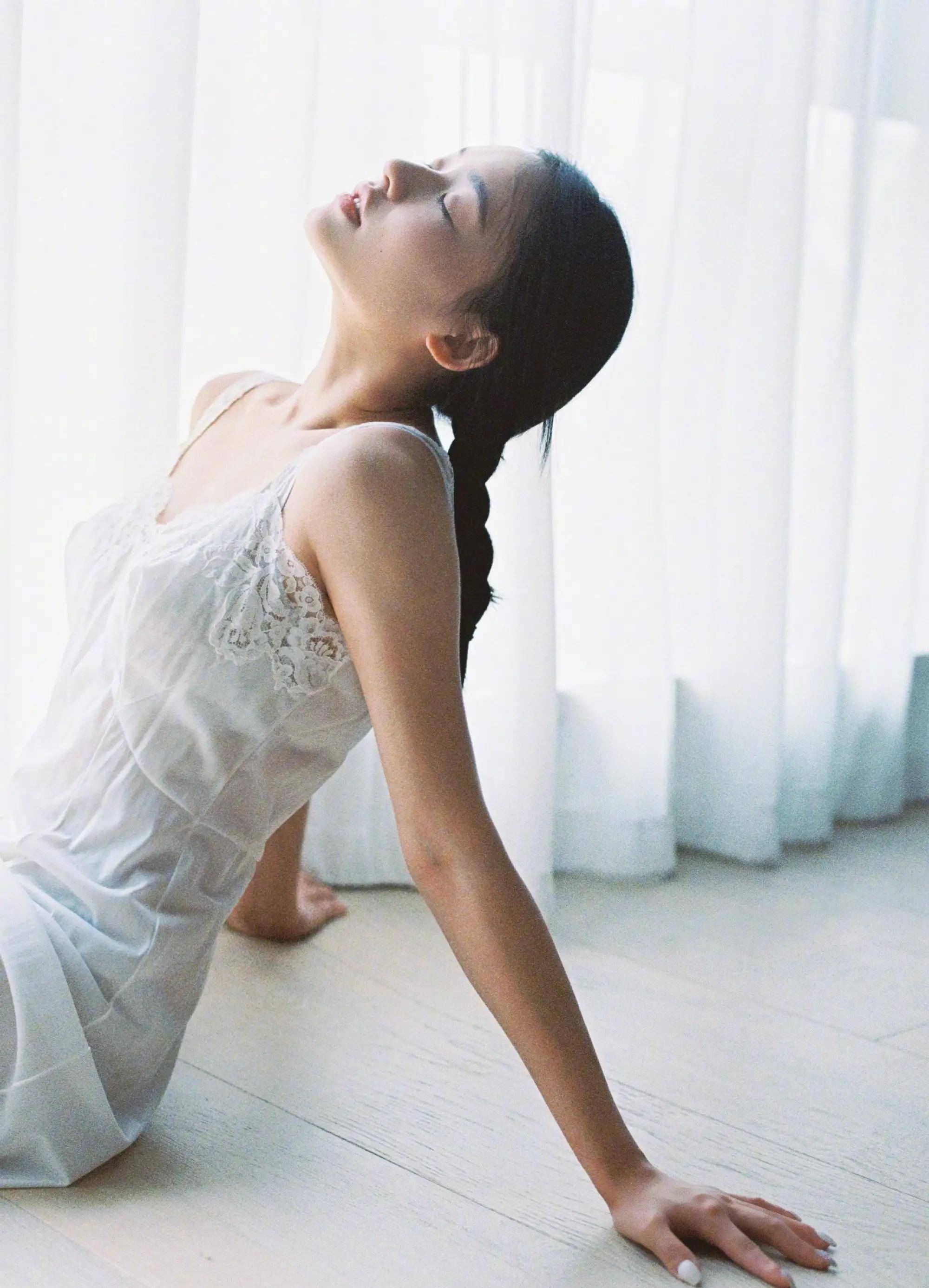 林允夏日清凉白开水清纯少女造型_皮肤_照片_白色