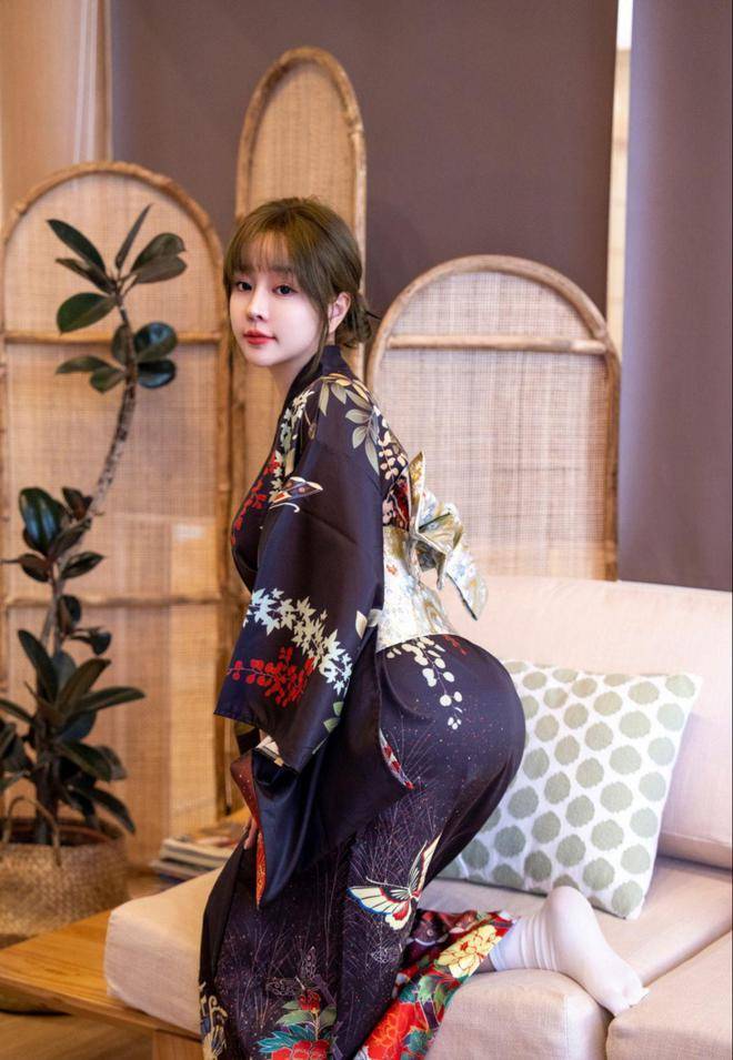 深色日式和服和来辣妹装,丰腴姿态婀娜妩媚._爱情_日子_事情