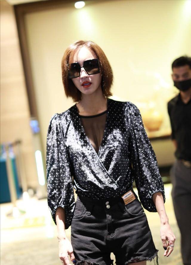 张歆艺瘦身成功自信很多,短裤 半时尚纱衬衫时尚洋气,又辣又飒_元素