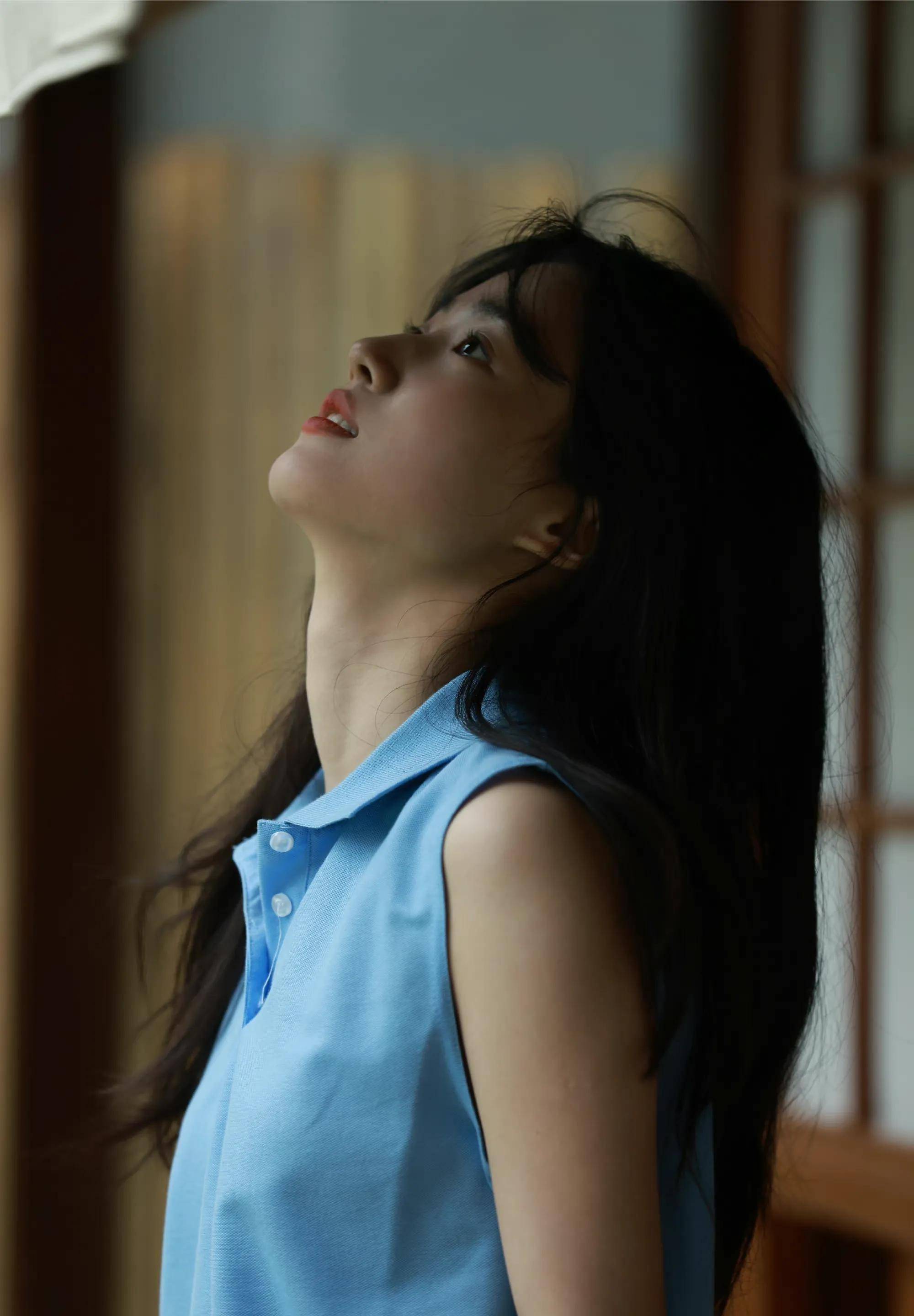 耳朵上挂着一串有民族风格的耳饰 低头看手机的模样也