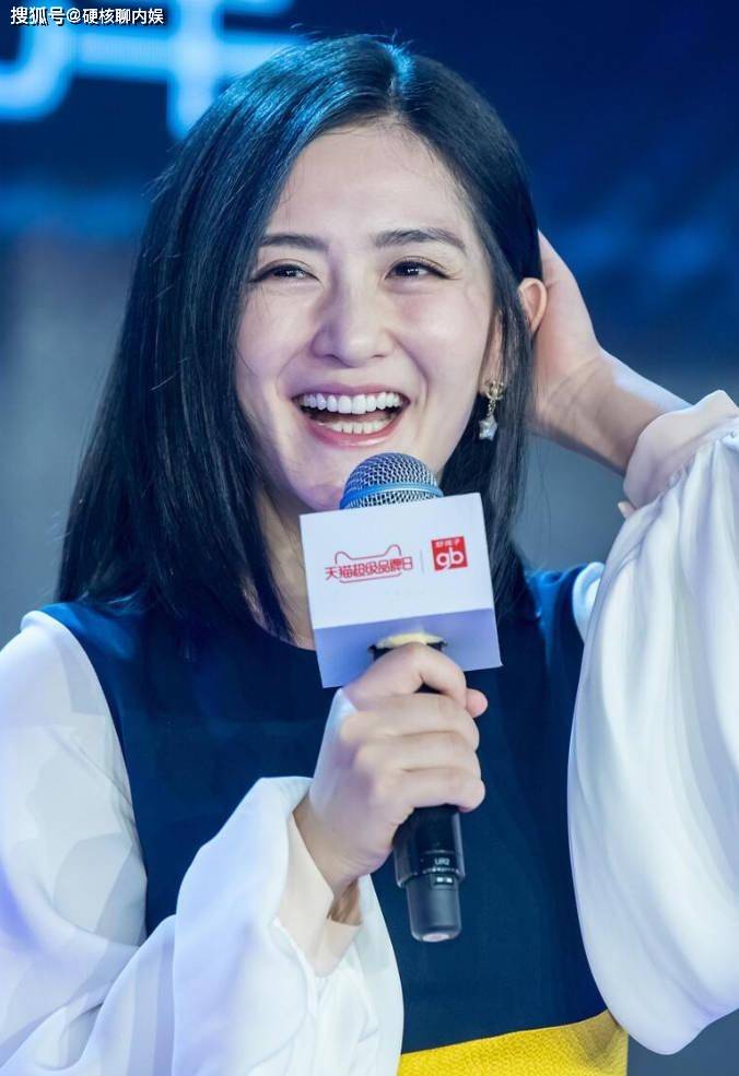 看看章子怡和她的合照就有答案_网友_五官_下巴