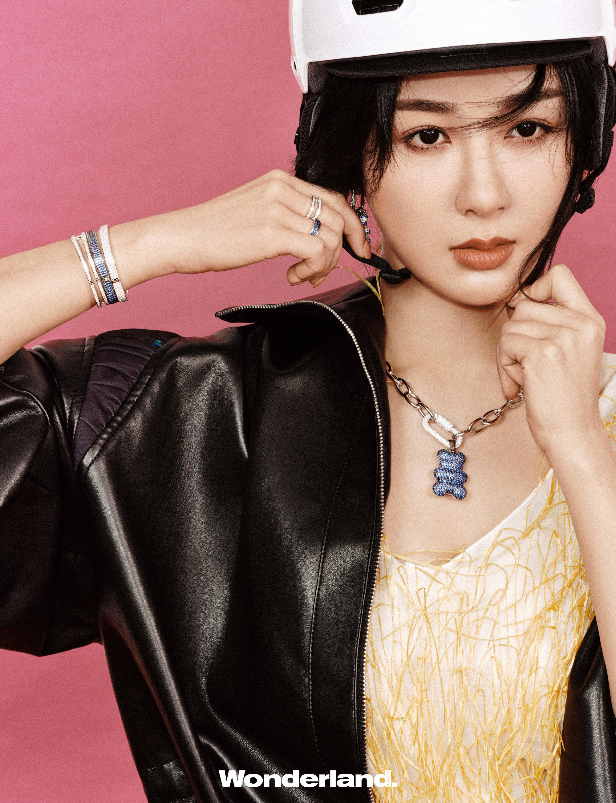 杨紫新时尚大片曝光,罕见挑战新风格,杂志销量引关注_整组_封面_感觉