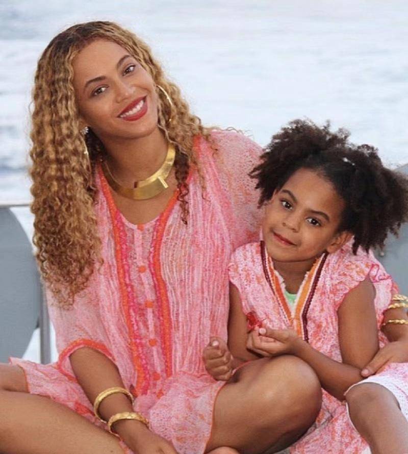 卡迪·b她的穿衣风格极其大胆而且造型真的百变看起来真的是五彩斑斓