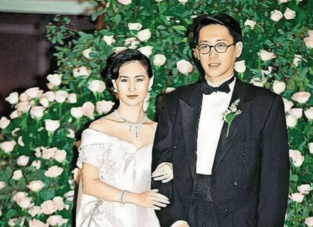 1991年许晋亨在香港风风光光娶了何超琼,两个人的婚礼也是轰动了香港