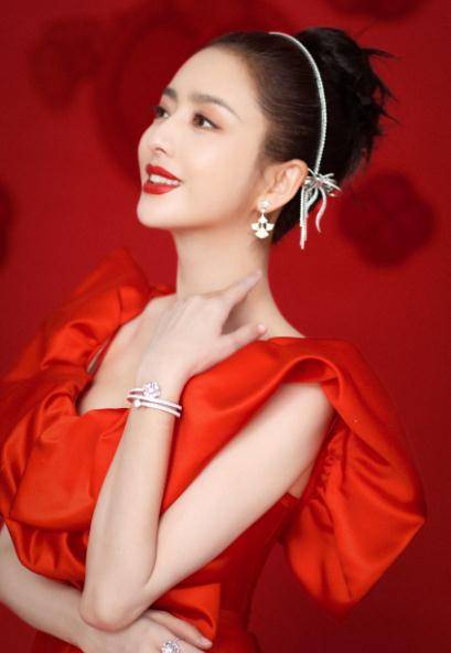 佟丽娅一身红色礼服献唱舞台,颜值气质绝佳,彰显东方女性魅力_上都