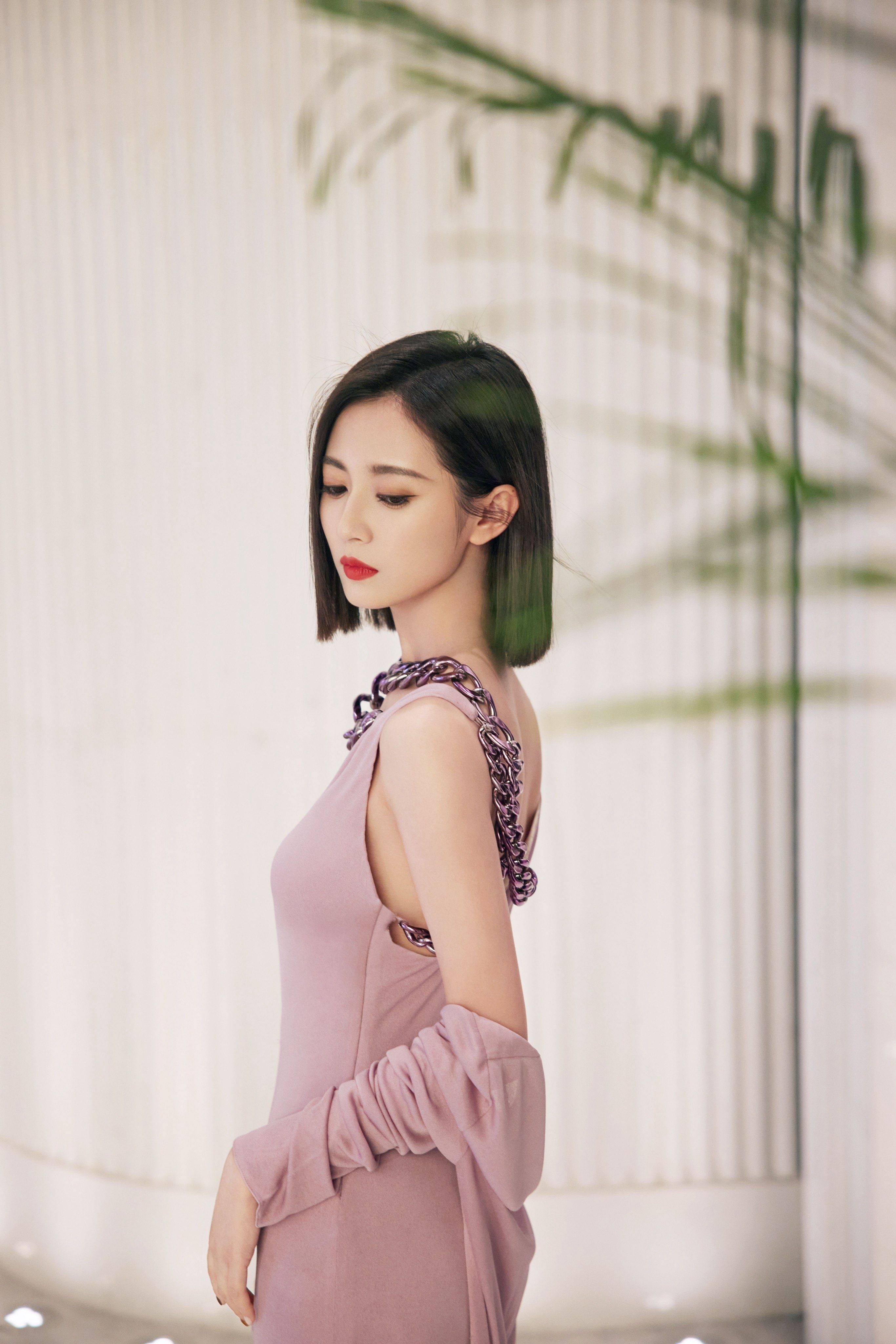 陈钰琪紫色连衣裙美背性感写真_气质