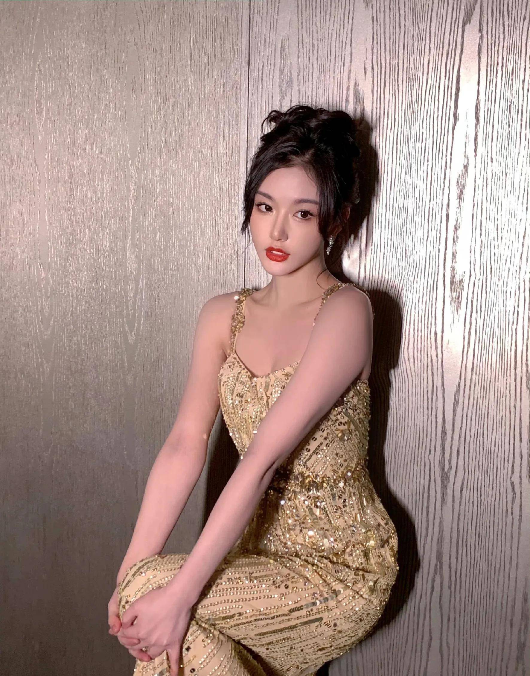 孔雪儿金色鎏金裙造型,华丽璀璨,美艳性感,妩媚动人!