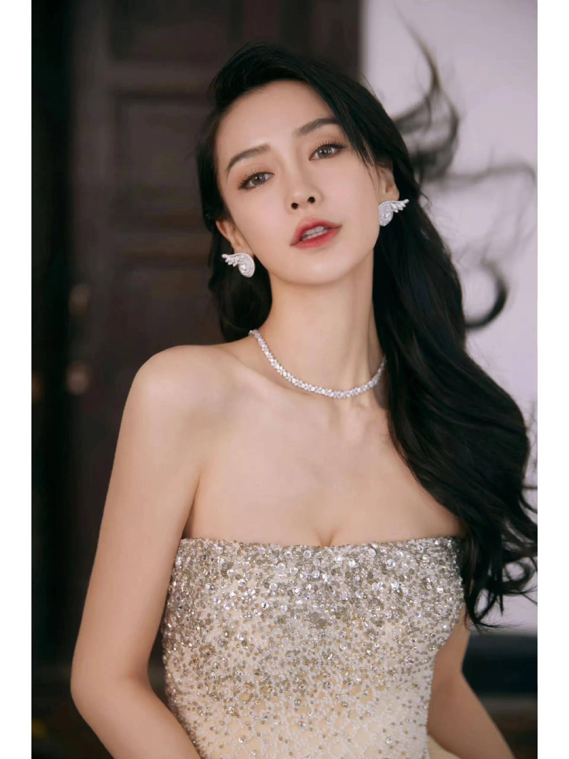 angelababy单手捞起大裙摆的瞬间很美,时尚迷人的身材好看_礼服_美貌