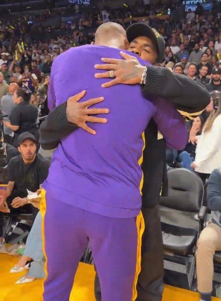 拉塞尔17中12狂砍31分创新高,竞争对手欧文前来看球芒刺在背_湖人