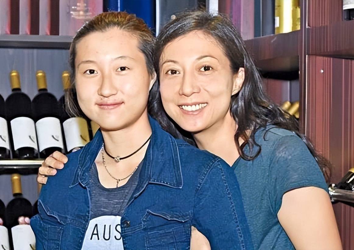 吴卓林购物被拍,妻子对她爱答不理,为爱与母决裂很讽刺_andi_成龙