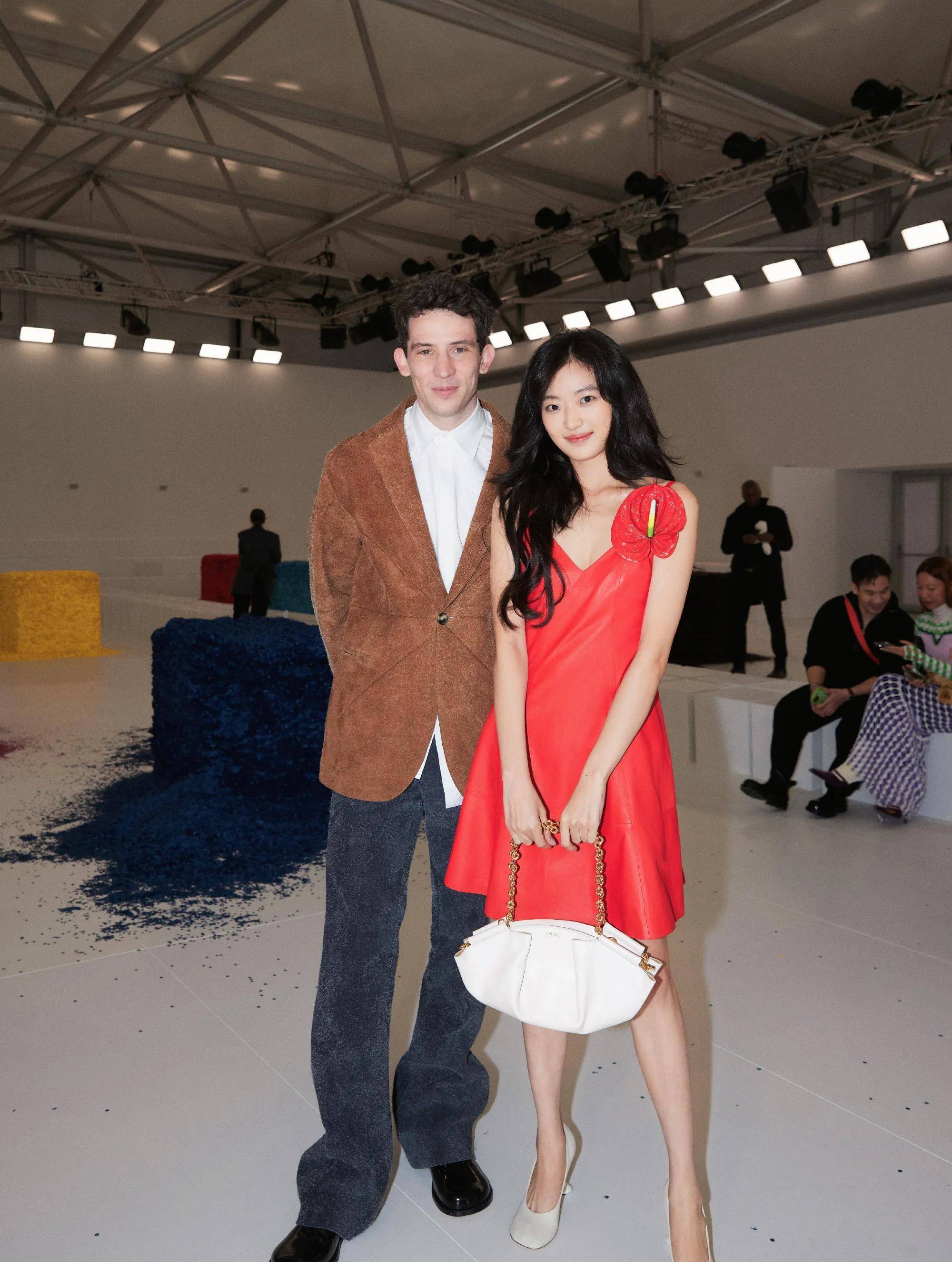 孙千和品牌方合影也不差,身高占了好大优势,和外国友人站一起还很和谐