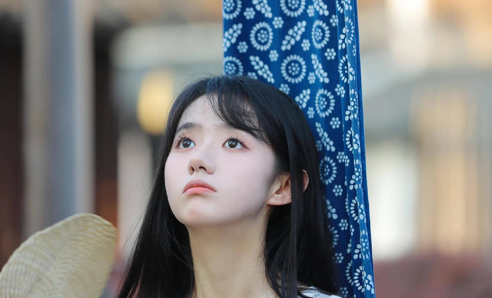 姜杉白色碎花连衣裙清纯少女形象_眼睛_皮肤_蒲扇