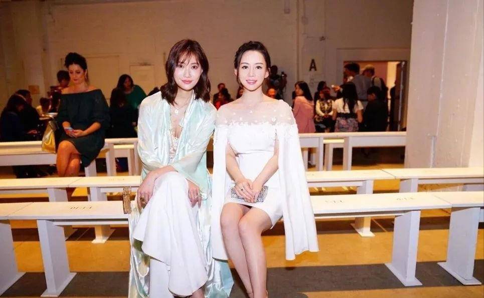 九球天后潘晓婷好丰满,穿白裙巴掌腰惹眼,网友:侧身一看太惊艳_造型