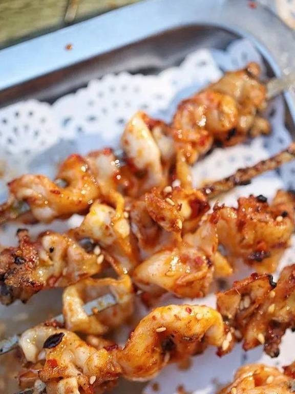 而烤鱼肚那确实是第一次尝试,跟咱们在其他夜市的爆炒鱼肚口感没有