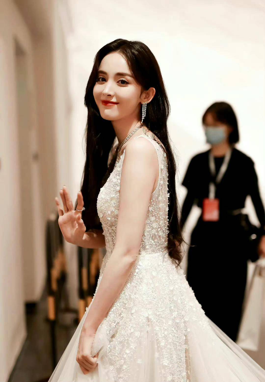 古力娜扎深v透视纱裙红毯礼服魅力美照,娇艳如花,时尚魅力!