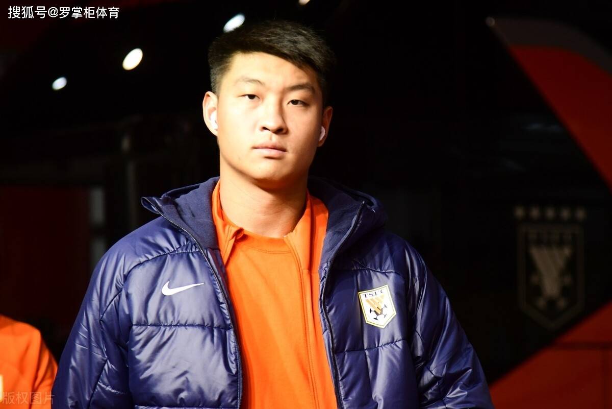 鲁能与国安激战正酣,郭田雨却在替补席打哈欠,被球迷怒批不职业_泰山