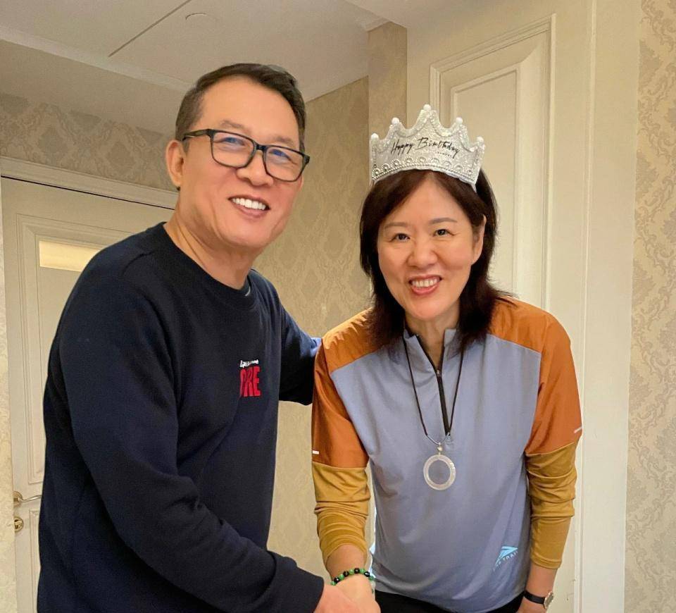 在意大利遇见朱婷,在法国遇见巩俐,她72岁的丈夫形影不离_郎平_王育成