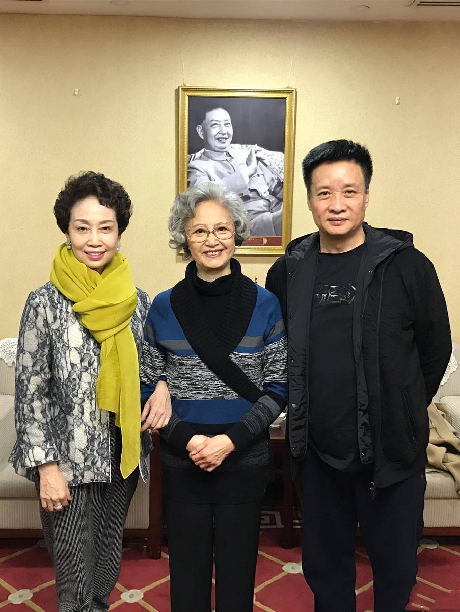 阎维文罕晒全家照!64岁妻子貌美如花似明星,女儿和他共用一张脸