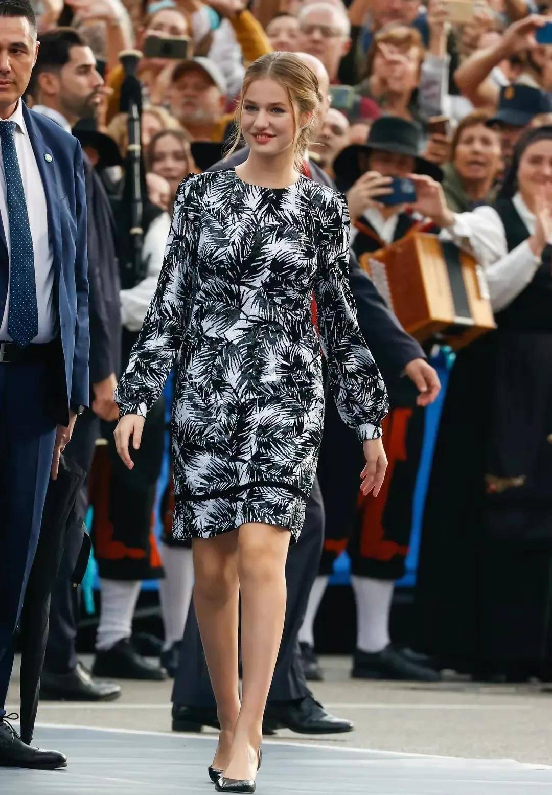 莱蒂齐亚王后的女儿莱昂诺尔公主穿着亮片迷你连衣裙惊艳亮相_西班牙