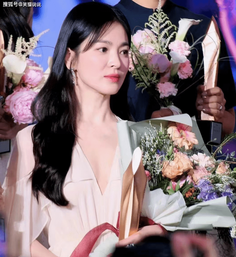 宋慧乔获视后首次晒照:手拿奖杯气质佳,与友人合照笑得很温柔_获奖