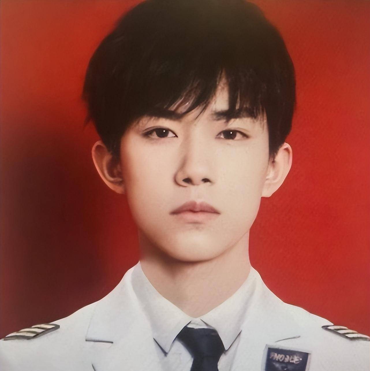 8位军阀装最帅的男星,千玺意气风发,看到朱一龙:想